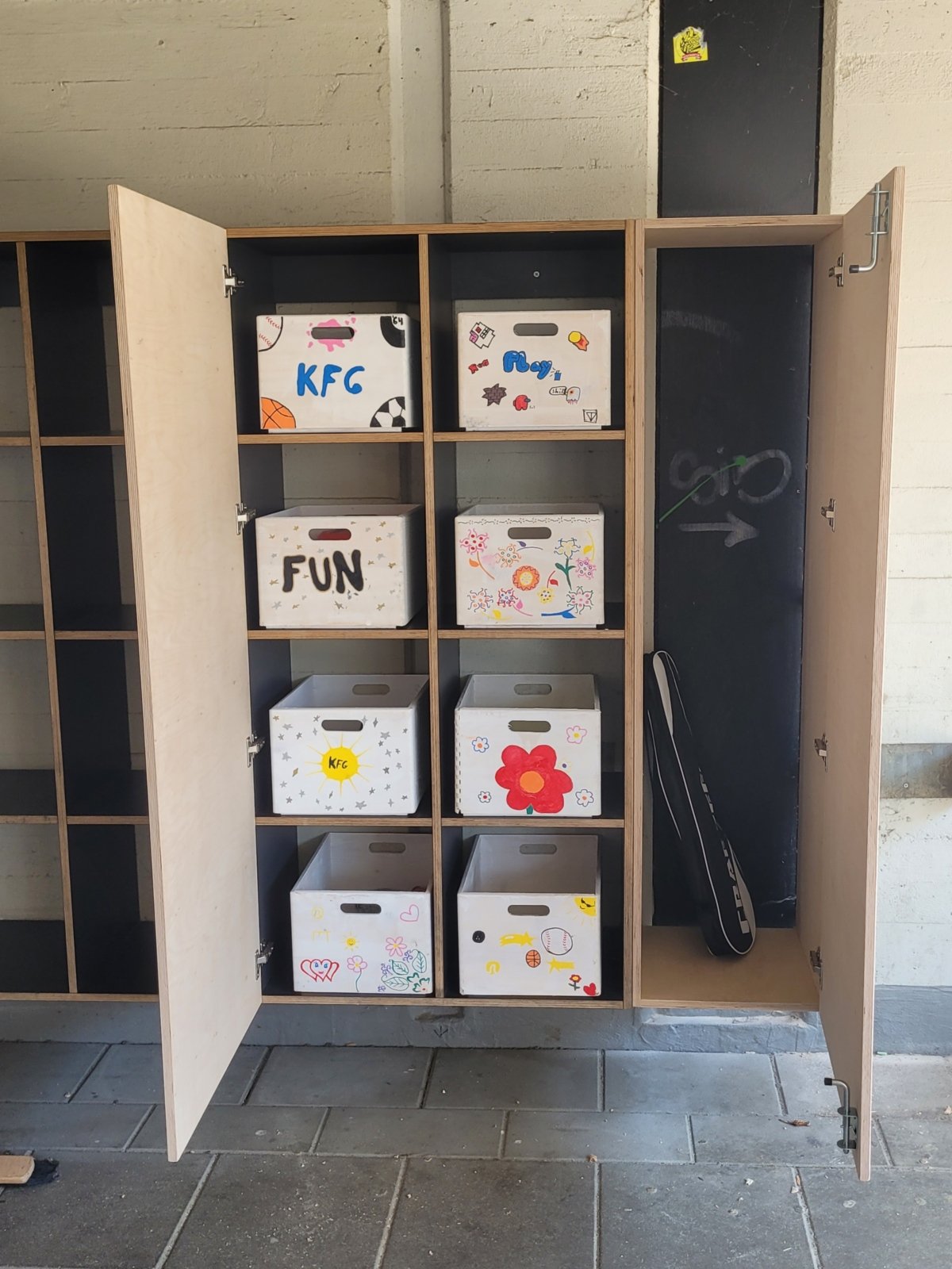 Spieleschrank offen